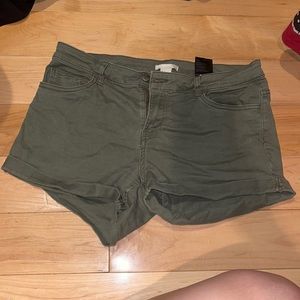 H&M green shorts